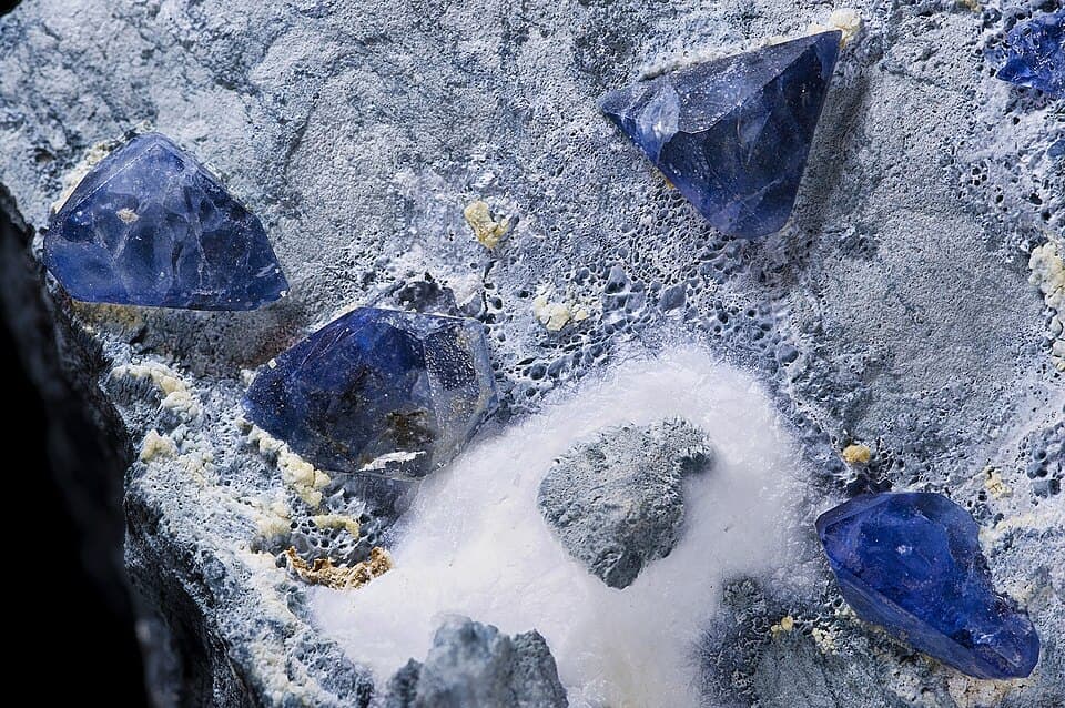 Benitoite (Benitoite)
